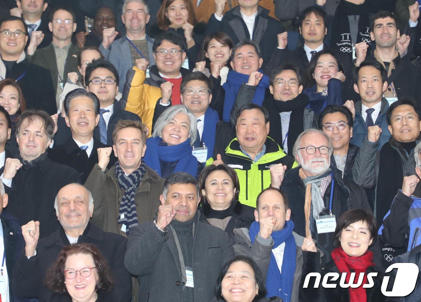 본문 이미지 - 25일 강경화 외교부 장관을 비롯한 주요 외국 인사들이 2018 평창동계올림픽 경기가 열리는 강원도 강릉시 올림픽파크 강릉스피드스케이팅경기장을 찾아 시찰 후 기념촬영하고 있다.2017.11.25/뉴스1 ⓒ News1 고재교 기자