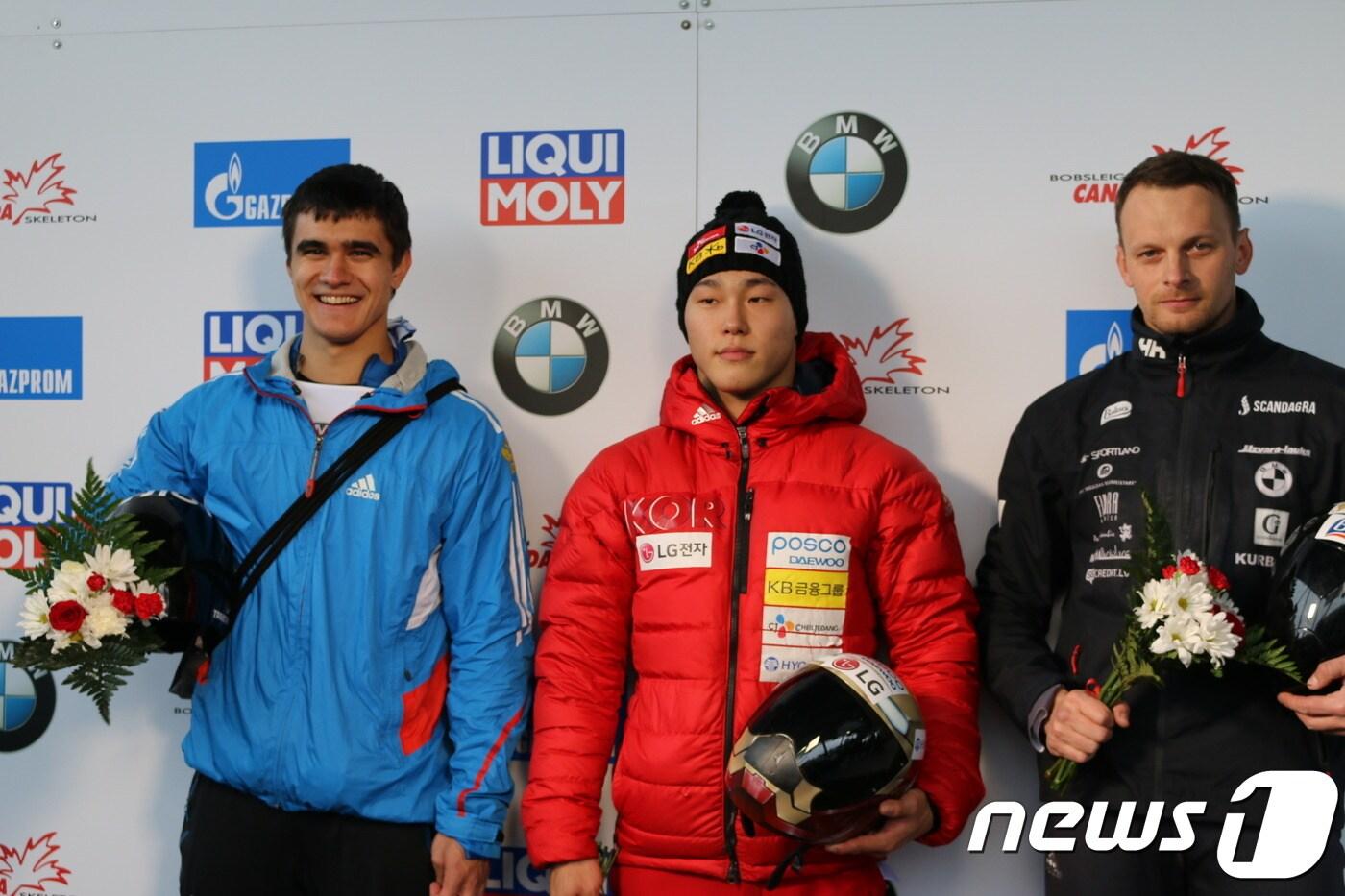 윤성빈(23·가운데)이 26일(한국시간) 캐나다 휘슬러에서 열린 2017-18 IBSF 스켈레톤 월드컵 3차대회에서 금메달을 차지했다. (대한봅슬레이스켈레톤 연맹 제공) ⓒ News1