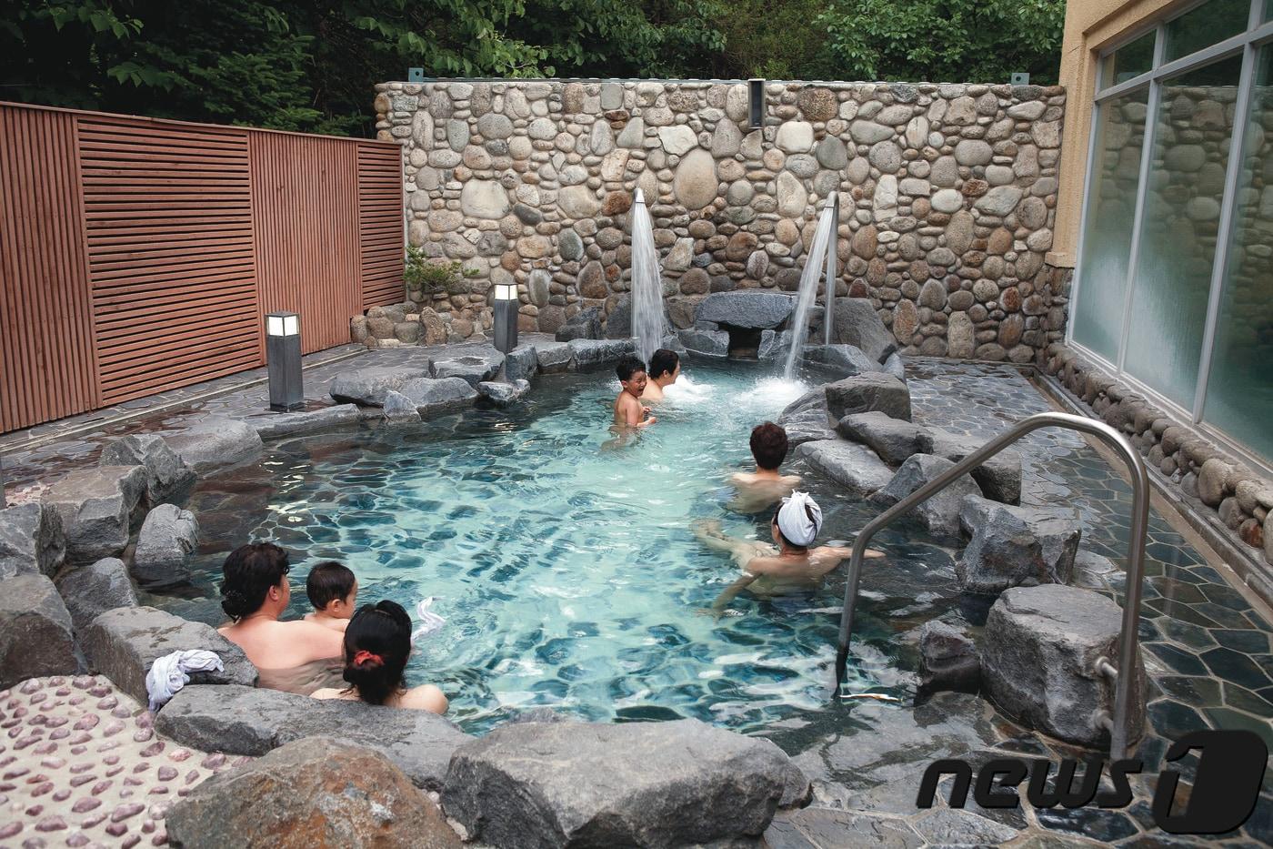 척산온천 노천탕. 이하 관광공사 제공 ⓒ News1