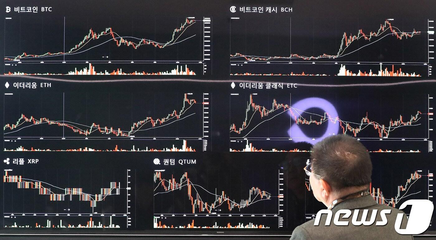 27일 서울 여의도 코인원 가상화폐 거래소에서 한 시민이 시세 전광판을 바라보고 있다. 2017.11.27/뉴스1 ⓒ News1 박세연 기자