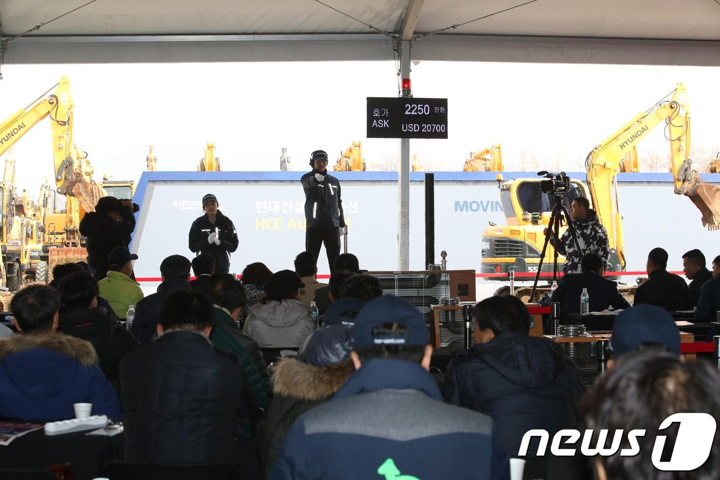 충북 음성 소재 현대건설기계 음성공장에서 중고 굴삭기 경매인 '현대건설기계 옥션'이 진행됐다. 2017.11.26/ ⓒ News1