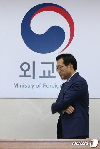본문 이미지 - 이도훈 한반도평화교섭본부장이 27일 서울 종로구 도렴동 외교부청사에서 열린 북한 핵 해법 논의 한러 6자 수석대표 회의를 앞두고 생각에 잠겨 있다.2017.11.27/뉴스1 ⓒ News1 송원영 기자