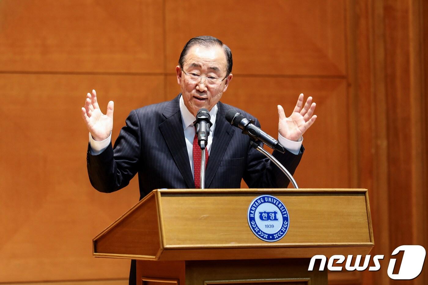 반기문 전 유엔사무총장이 27일 오후 서울 성동구 한양대학교에서 대학생들을 상대로 'UN과 21세기 글로벌 리더십' 특별강연을 하고 있다. (한양대 제공) ⓒ News1