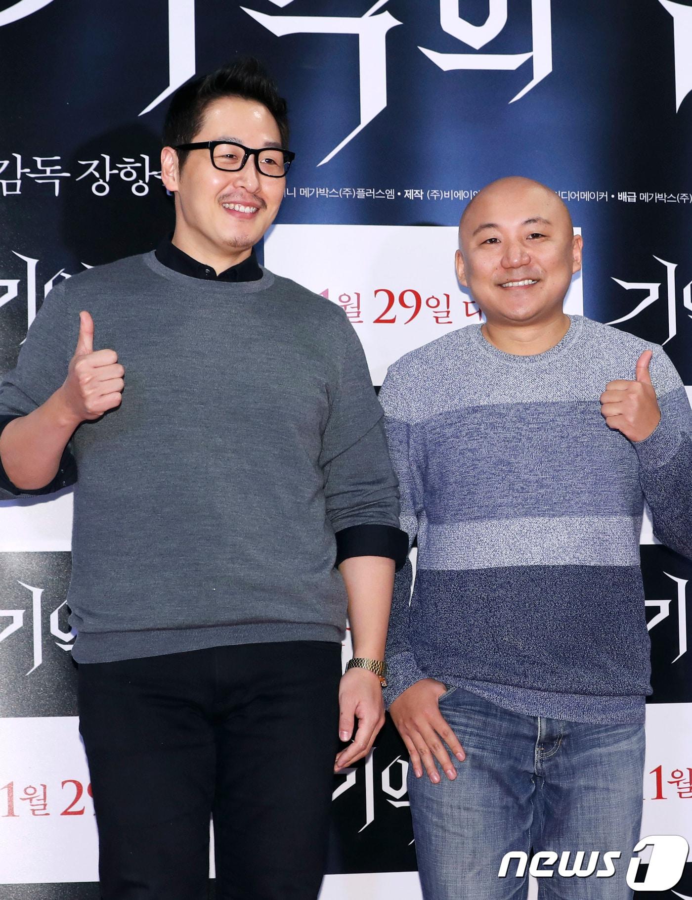 본문 이미지 - 웹툰작가 김풍, 주호민(오른쪽).  ⓒ News1 