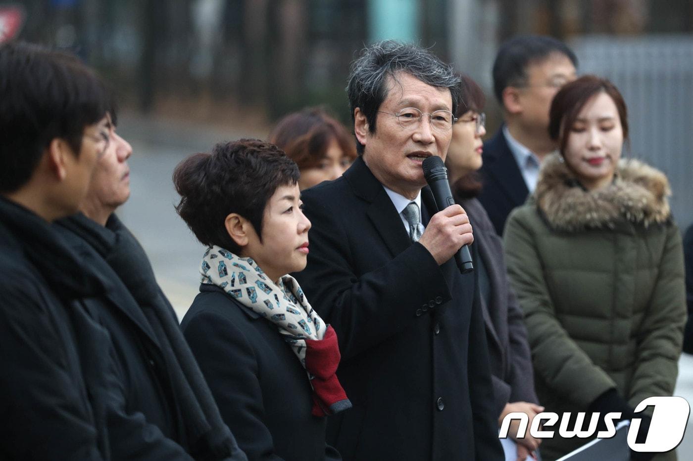 2017년 11월 28일 오전 서울 서초구 서울중앙지방법원 앞에서 열린 MB정부 문화예술계 블랙리스트 국가배상 기자회견에서 영화배우 문성근씨가 발언을 하고 있다.  2017.11.28/뉴스1 ⓒ News1 성동훈 기자