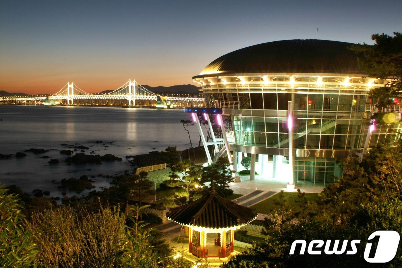 동백섬 누리마루 야경. 이하 부산관광공사 제공 ⓒ News1