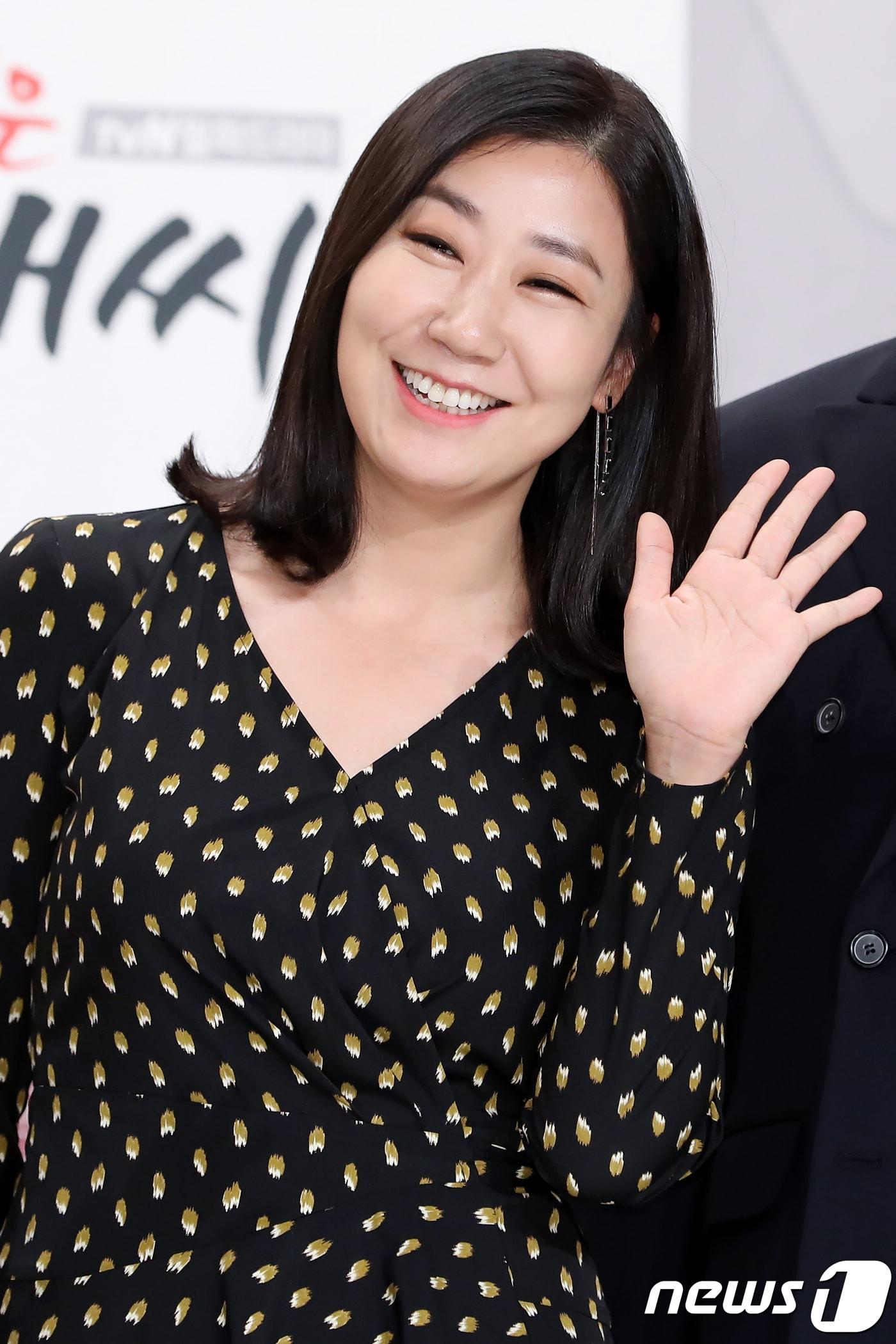 본문 이미지 - 배우 라미란이 28일 오후 서울 영등포 타임스퀘어 아모리스홀에서 진행된 tvN 드라마 '막돼먹은 영애씨 시즌16' 제작발표회에 참석해 포즈를 취하고 있다. 2017.11.28./뉴스1 ⓒ News1 강고은 에디터