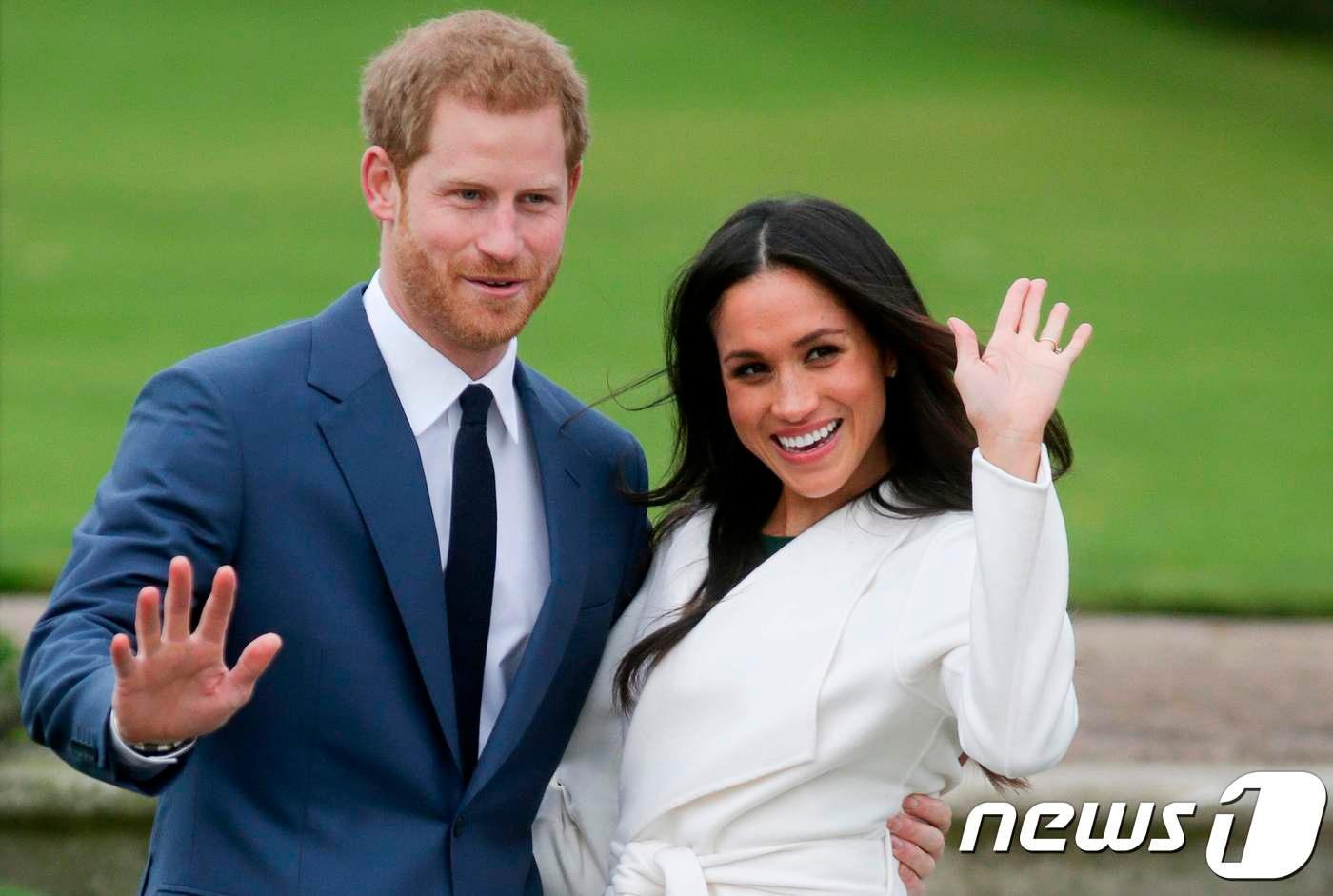 영국 해리 왕자와 미국 배우 메건 마클이 27일(현지시간) 런던 켄싱턴궁에서 내년 봄 결혼 소식을 발표한 뒤 손을 들고 인사를 하고 있다. ⓒ AFP=뉴스1 ⓒ News1 우동명 기자