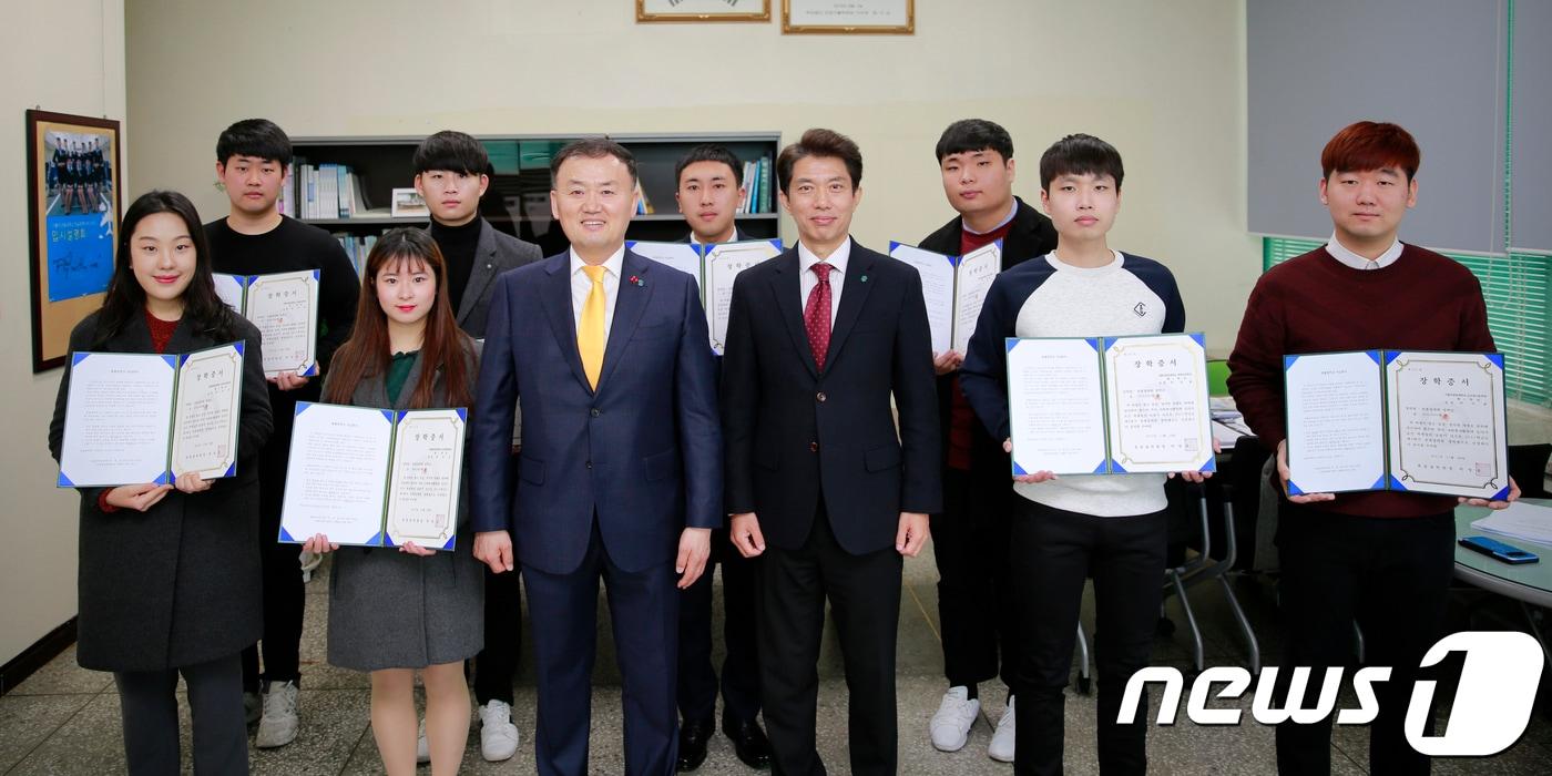 가톨릭관동대학교 생활관장인 박영봉 촛불장학회장(앞줄 왼쪽 세번째)이 28일 가톨릭관동대 학생처장실에서 2017학년도 촛불장학금 전달식을 가진 후 장학금을 받은 학생들과 기념촬영하고 있다. (가톨릭관동대학교 제공) 2017.11.28/뉴스1 ⓒ News1 서근영 기자