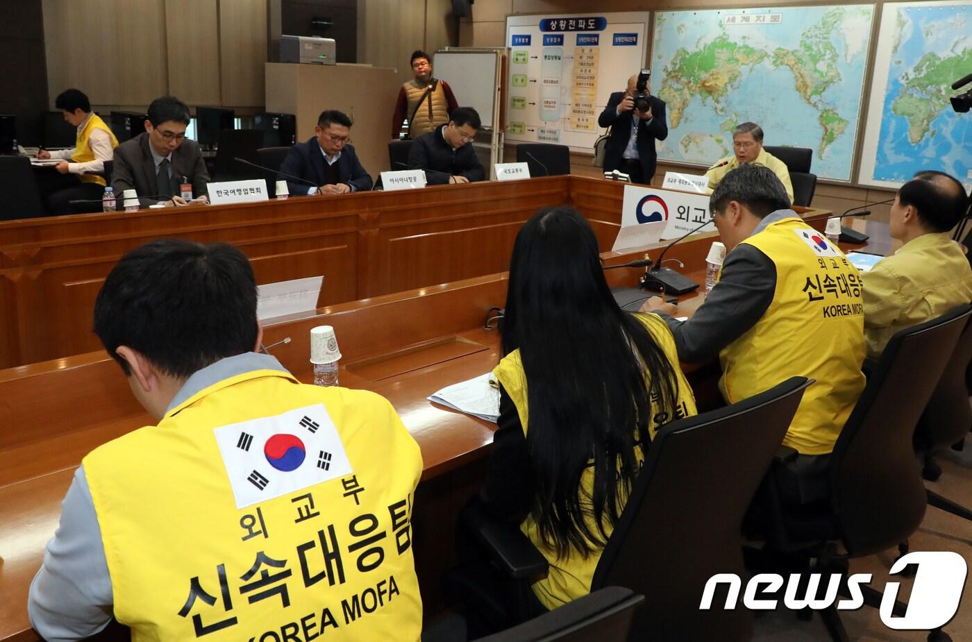 본문 이미지 - 28일 서울 세종로 외교부청사 종합황실에서 한동만 재외동포영사대사 주재로 인도네시아 발리 아궁 화산 분화 대비 유관부처 회의가 열리고 있다. 2017.11.28/뉴스1 ⓒ News1 김명섭 기자