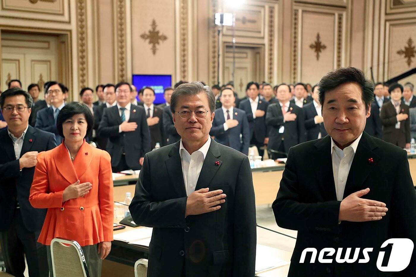 본문 이미지 - 문재인 대통령이 28일 오후 청와대 영빈관에서 열린 2017 대한민국 혁신성장 전략회의에서 이낙연 국무총리 등 참석자들과 국기에 대한 경례를 하고 있다.(청와대) 2017.11.28/뉴스1 ⓒ News1 이광호 기자