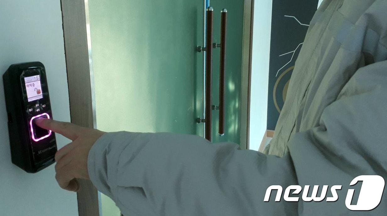 본문 이미지 - 27일 SM마이닝 유창우 전무가 지문 인증을 하자 채굴장 문이 열렸다. ⓒ News1 홍성우 기자