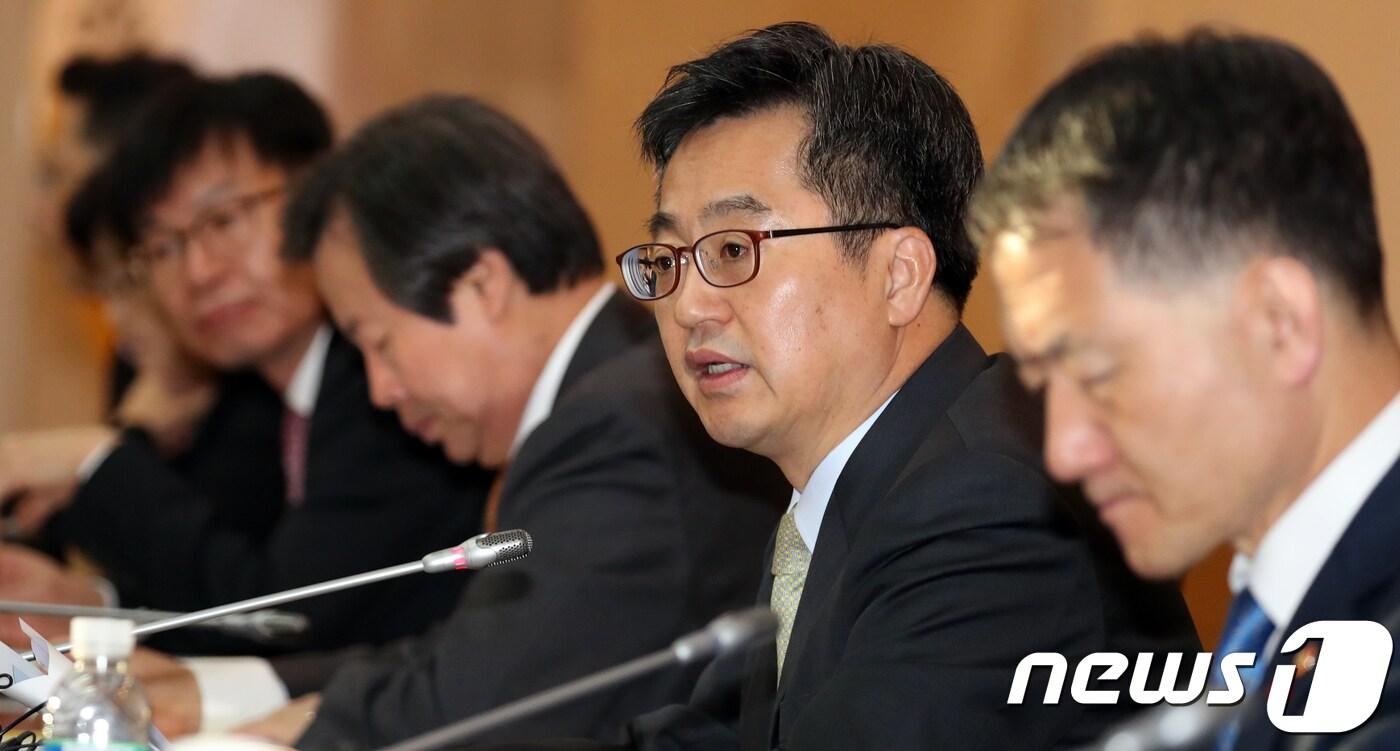 김동연 경제부총리 겸 기획재정부 장관이 29일 서울 세종로 정부서울청사에서 열린 경제관계장관회의에서 모두발언을 하고 있다. 2017.11.29/뉴스1 ⓒ News1 김명섭 기자