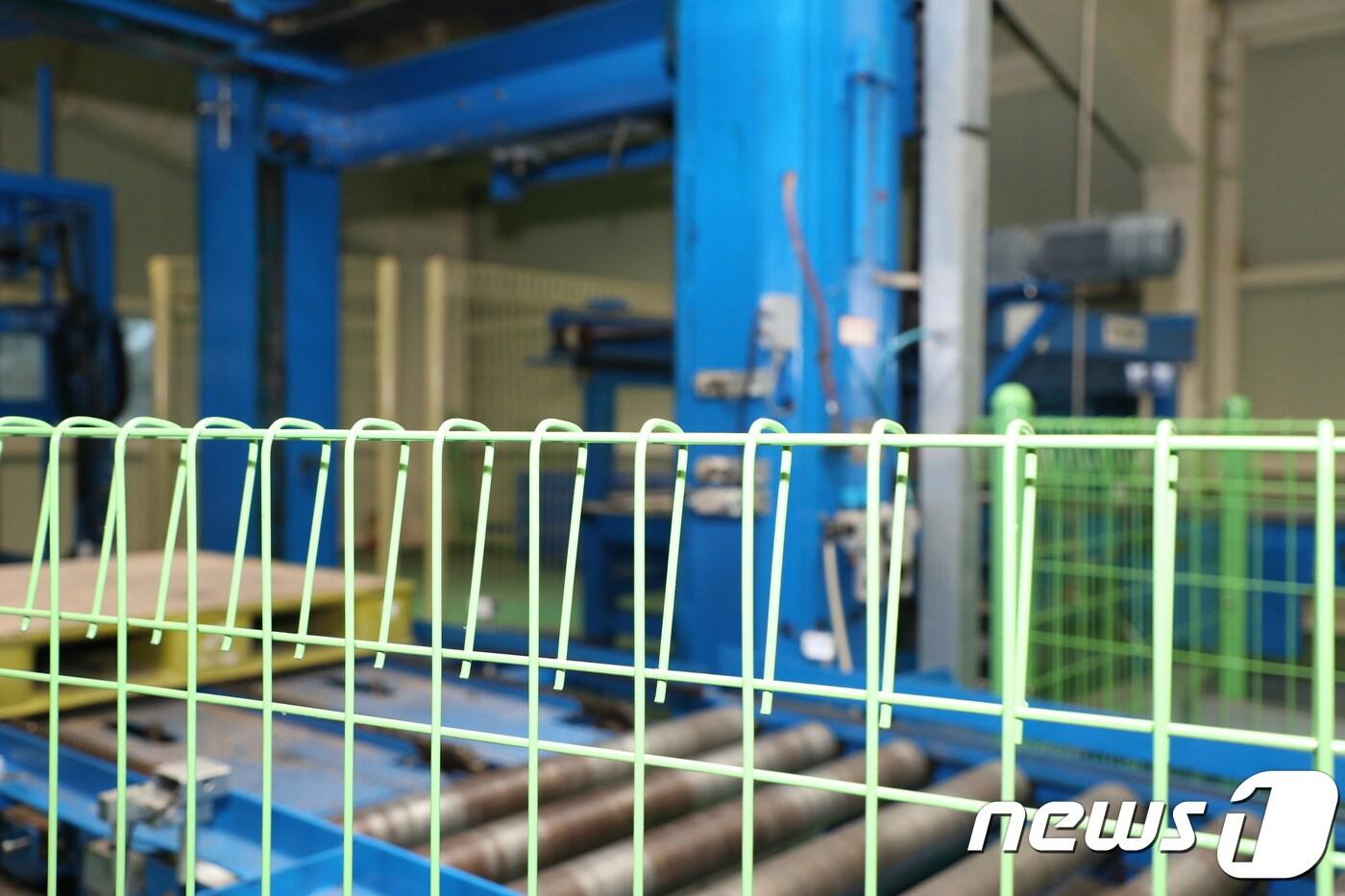 본문 이미지 - 이민호군이 숨진 제주시 구좌읍 음료공장 안의 모습. 이군이 사고가 난 기계 주변에는 사고 이후에야 안전 울타리가 설치됐다.ⓒ News1