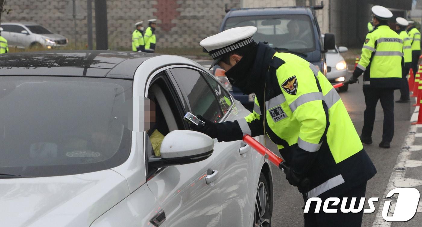 본문 이미지 - 3일 오전 광주 광산구 상무교차로에서 광산경찰서 교통안전계팀이 숙취운전 일제단속을 실시하고 있다. 광주경찰청은 올 연말까지 매주 1회 시내 전 지역에서 숙취운전 일제단속을 실시한다. 2017.11.03/뉴스1 ⓒ News1 한산 기자