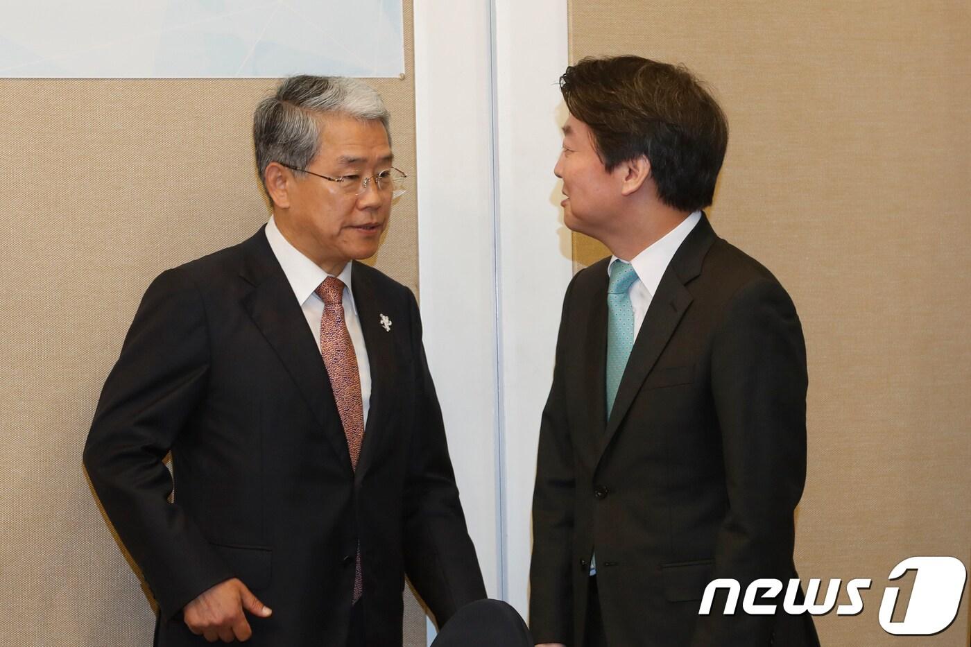 안철수 국민의당 대표와 김동철 원내대표가 3일 오전 서울 여의도 국회에서 열린 '국민의당 광주시당-광주시청 예산정책협의회'에서 대화하고 있다. 2017.11.3/뉴스1 ⓒ News1 안은나 기자