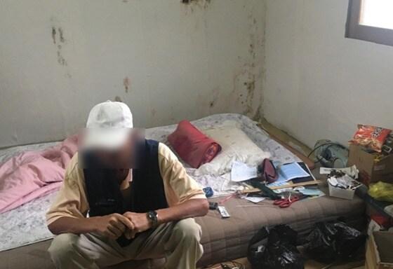 본문 이미지 - 지적장애 3급인 B씨(63)가 충북 음성군 맹동면에서18년 동안 일하며 거주하던 방 모습. (중앙장애인권익옹호기관 제공).ⓒ News1