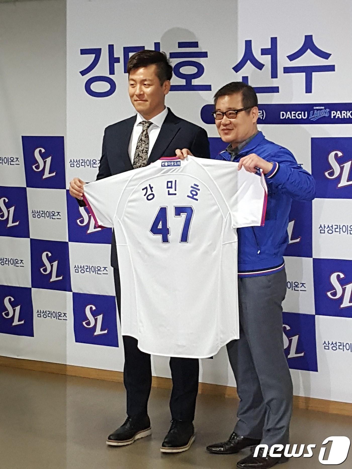 본문 이미지 - 강민호의 삼성 라이온즈 입단식이 30일 대구 삼성라이온즈파크에서 열렸다.ⓒ News1