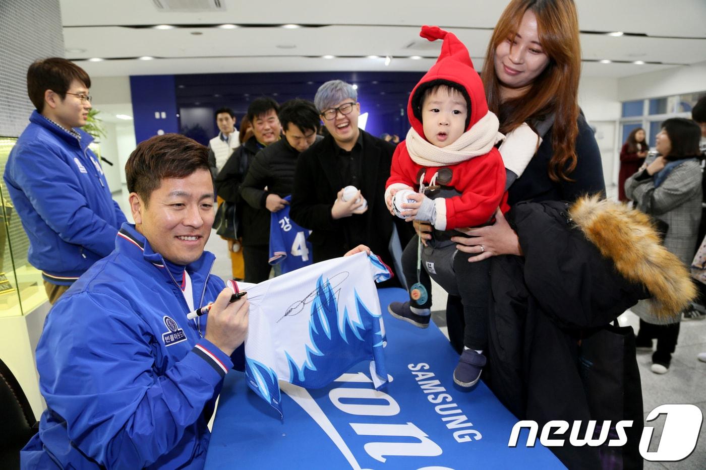 30일 오후 삼성 라이온즈 강민호 선수가 대구 삼성라이온즈파크에서 열린 입단식 후 팬사인회를 하고 있다.2017.11.30/뉴스1 ⓒ News1 정우용 기자