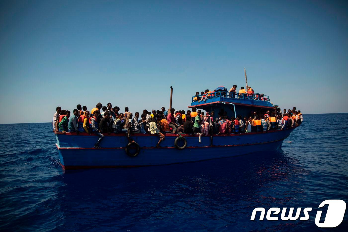 지중해에서 구조를 기다리는 난민들.(자료사진) ⓒ AFP=뉴스1