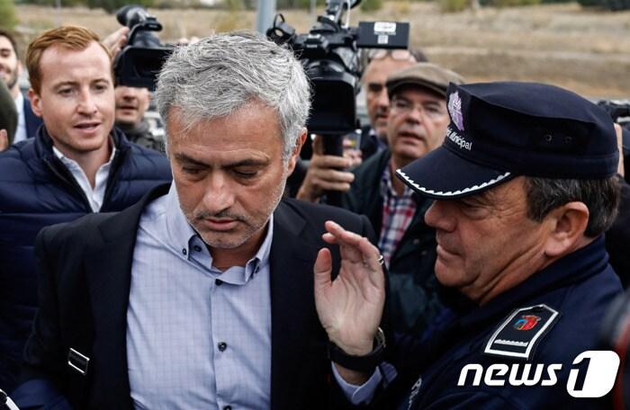 본문 이미지 - 맨체스터 유나이티드의 무리뉴 감독이 스페인 법정에 출두, 진술을 마치고 영국으로 복귀했다. 무리뉴는 혐의를 부인하고 있다. ⓒ AFP=News1