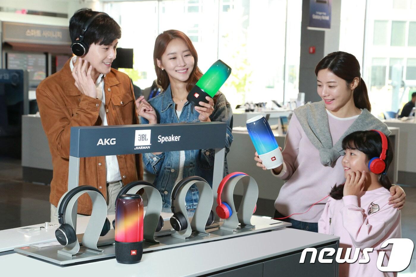 삼성전자 모델들이 서울 강남대로에 위치한 삼성디지털프라자 강남본점에서 JBL과 AKG의 음향기기 신제품을 체험하고 있다.(삼성전자 제공)ⓒ News1