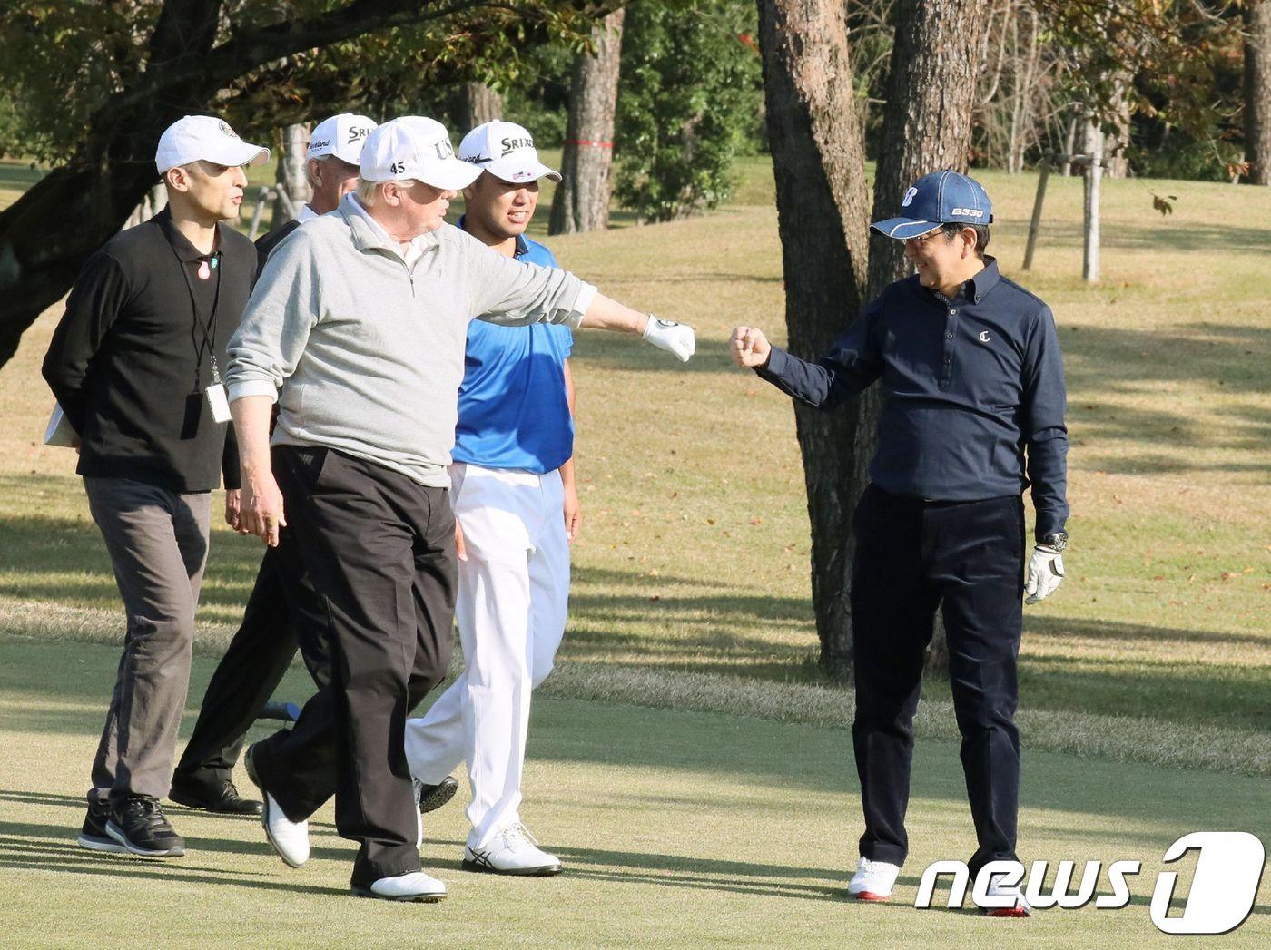 본문 이미지 - 사이타마(埼玉)현 가스미가세키 골프장에서 함께 골프를 치고 있는 도널드 트럼프 대통령(왼쪽)과 아베 신조 총리(오른쪽). ⓒ News1