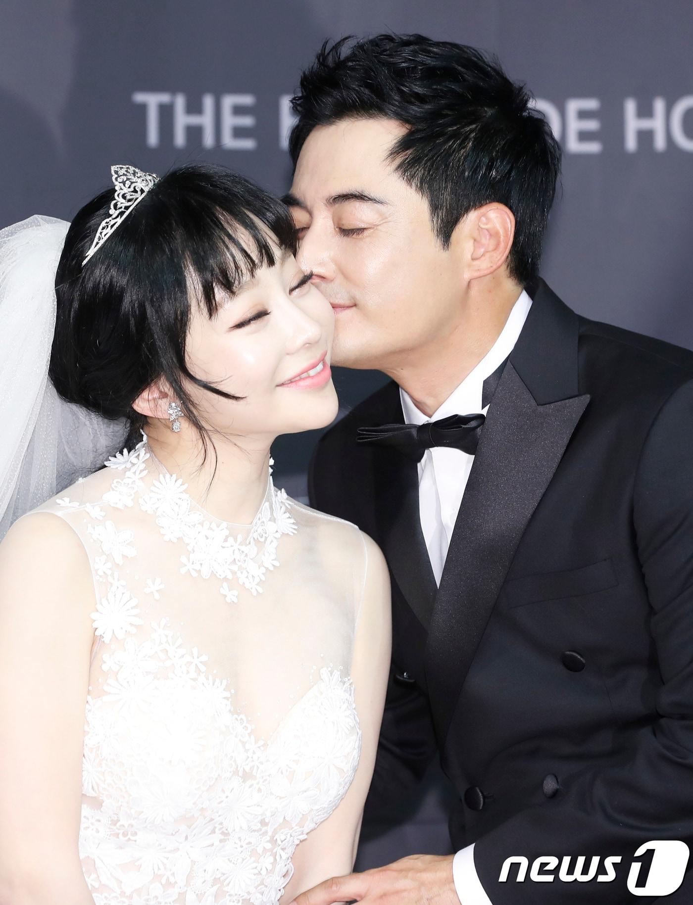 본문 이미지 - 배우 이세창, 정하나가 5일 오후 서울 잠원동 더 리버사이드 호텔에서 결혼식에 앞서 기자회견을 열고 포즈를 취하고 있다. 2017.11.5./뉴스1 ⓒ News1 권현진 기자