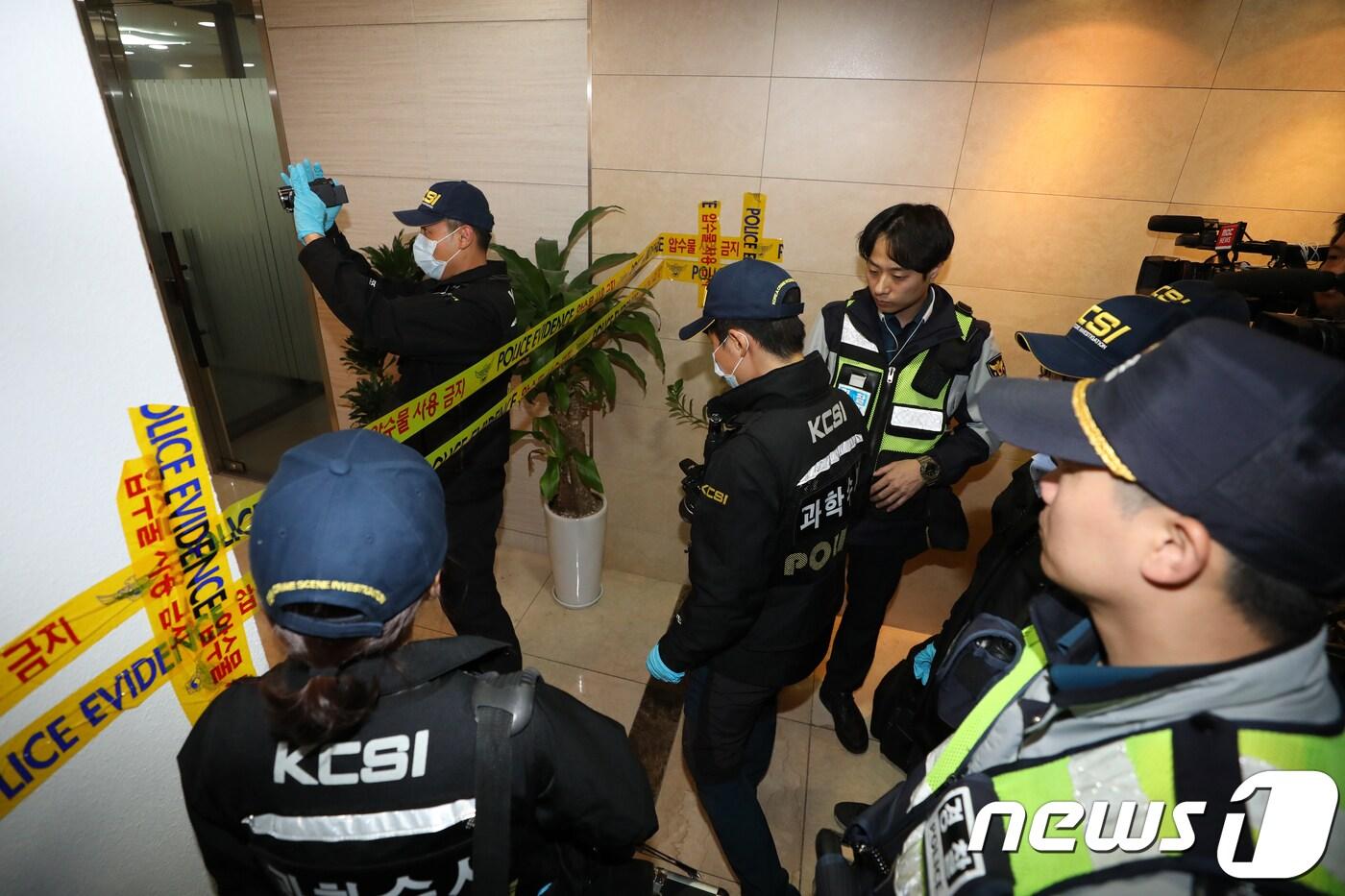 6일 오후 변창훈 서울고검 검사가 투신한 서울 서초구 서초동의 한 변호사 사무실 화장실에서 경찰이 현장감식을 하고 있다. 2017.11.6/뉴스1 ⓒ News1 신웅수 기자