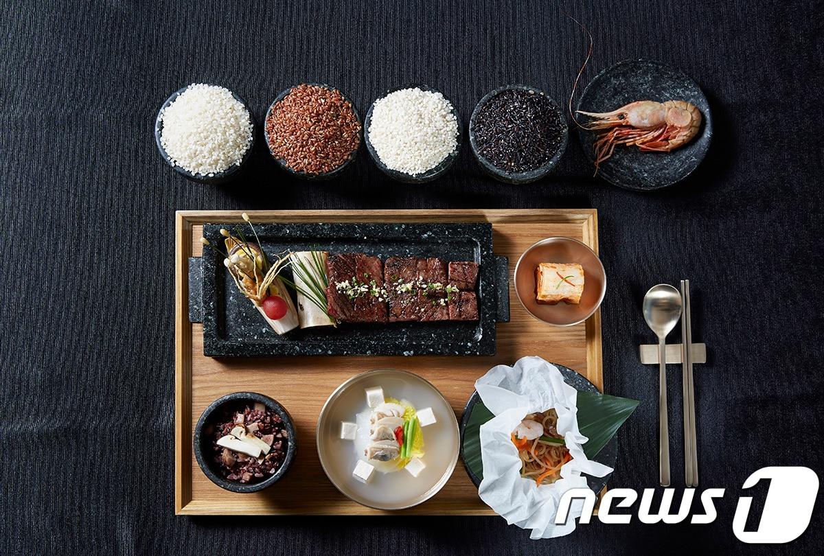 본문 이미지 - 청와대가 7일 오전 국빈만찬 메뉴를 공개했다. 사진은 '360년 씨간장으로 만든 소스의 한우갈비구이와 독도새우 잡채를 올린 송이돌솥밥 반상'. '360년 씨간장으로 만든 소스의 한우갈비구이와 독도새우 잡채를 올린 송이돌솥밥 반상'은 고기를 좋아하는 트럼프 대통령의 기호와 한국의 색깔을 조화시킨 요리다. 기순도 간장 명인의 보물인 360년 넘은 씨간장을 이용한 갈비소스로 전북 고창의 한우를 재워 구워낸다. 갈비와 함께 우리 토종쌀 4종으로 만든 밥을 송이버섯을 넣어 돌솥에 지어내고, 쫄깃한 식감을 가진 독도새우를 넣은 복주머니 잡채와 함께 반상을 차린다. 독도 인근에서 잡히는 '독도새우'를 메뉴에 넣은 것은 각별한 의미가 있어 보인다. (청와대) 2017.11.7/뉴스1 ⓒ News1 이광호 기자
