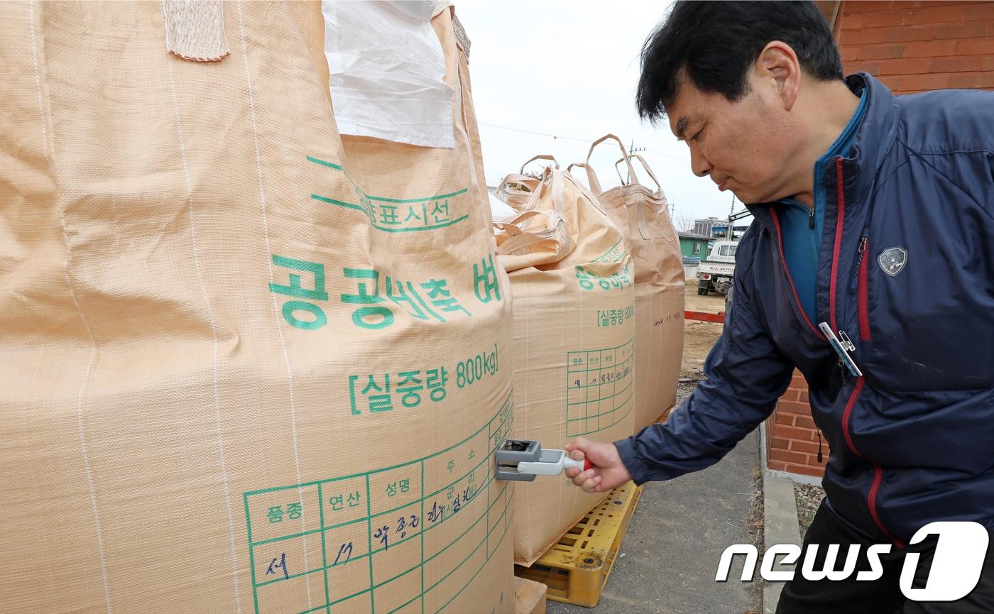 본문 이미지 - 전북 전주시가 오는 23일부터 11월말가지 2023년산 공공비축미 1980톤을 매입할 계획이다/뉴스1 DB