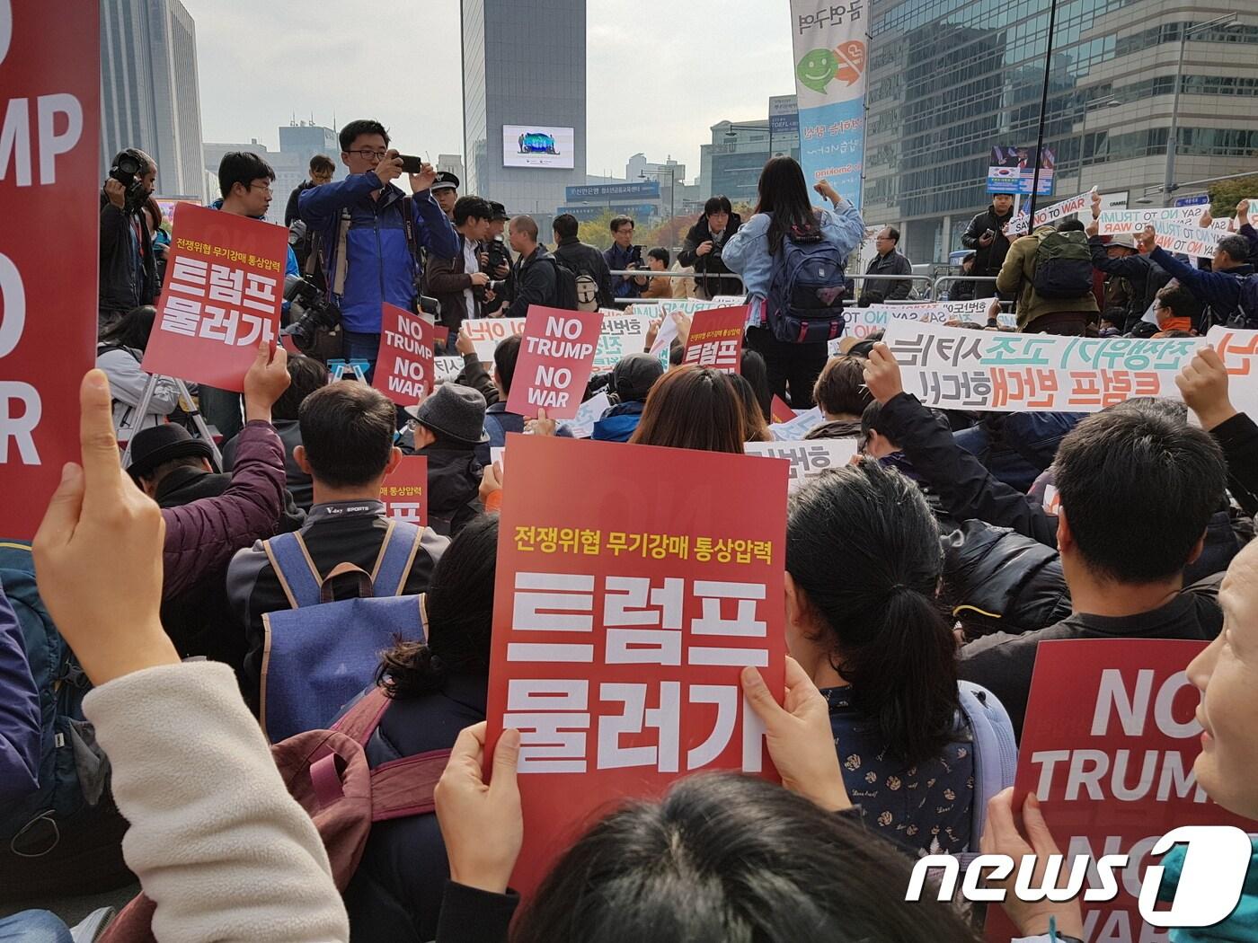 본문 이미지 - 도널드 트럼프 미국 대통령의 방한일인 7일 오후 260여개 단체로 구성된 'NO 트럼프 공동행동'이 서울 종로구 광화문광장에서 트럼프 대통령 방한 반대 및 국회 연설 중단 등을 요구하며 농성을 벌이고 있다. 2017.11.7/뉴스1 ⓒ News1 윤다정 기자