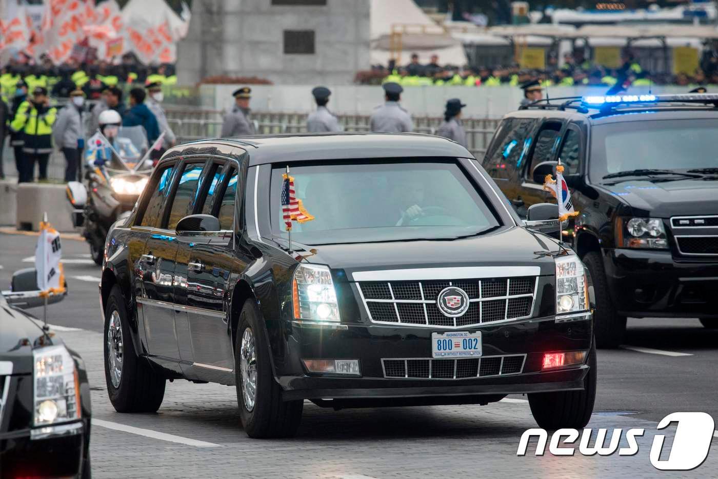 미국 대통령의 1호차 '더 비스트'가 7일 서울에서 청와대로 이동하고 있다 ⓒ AFP=뉴스1