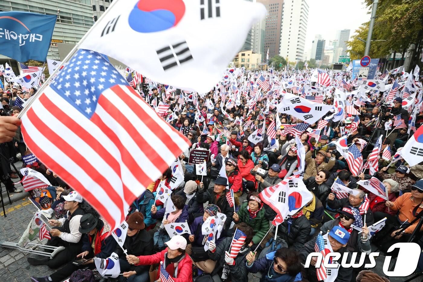 도널드 트럼프 미국 대통령이 방한한 7일 오후 서울 청계광장에서 보수단체 회원들이 트럼프 대통령 환영 대회를 하고 있다. 2017.11.7/뉴스1 ⓒ News1 신웅수 기자