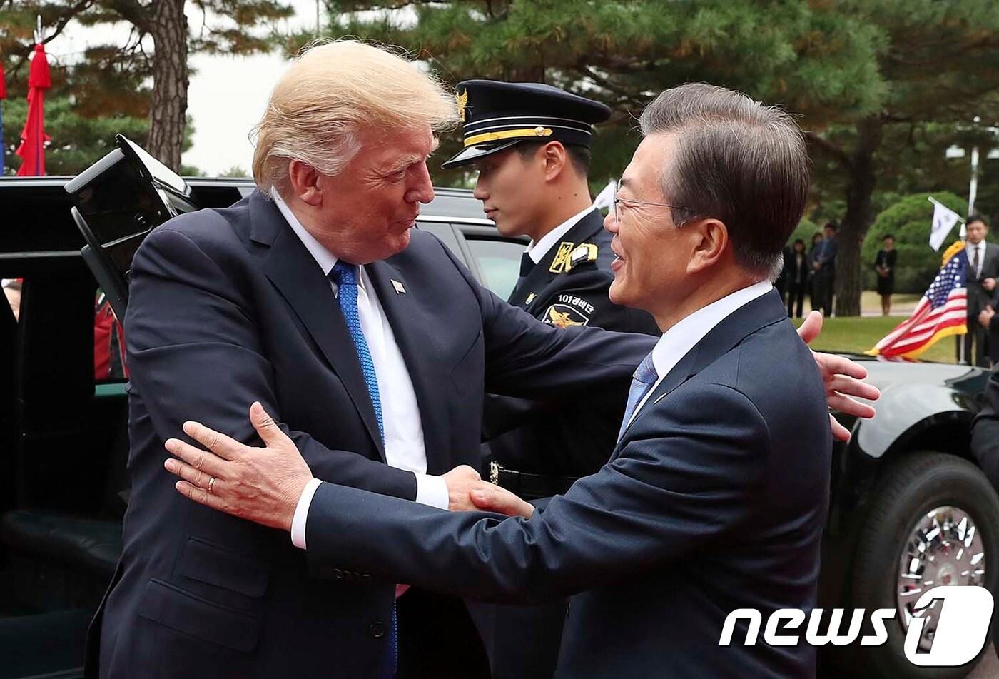 문재인 대통령이 7일 청와대에 도착한 도널드 트럼프 미국 대통령과 인사를 나누고 있다. (청와대) 2017.11.7/뉴스1 ⓒ News1 이광호 기자