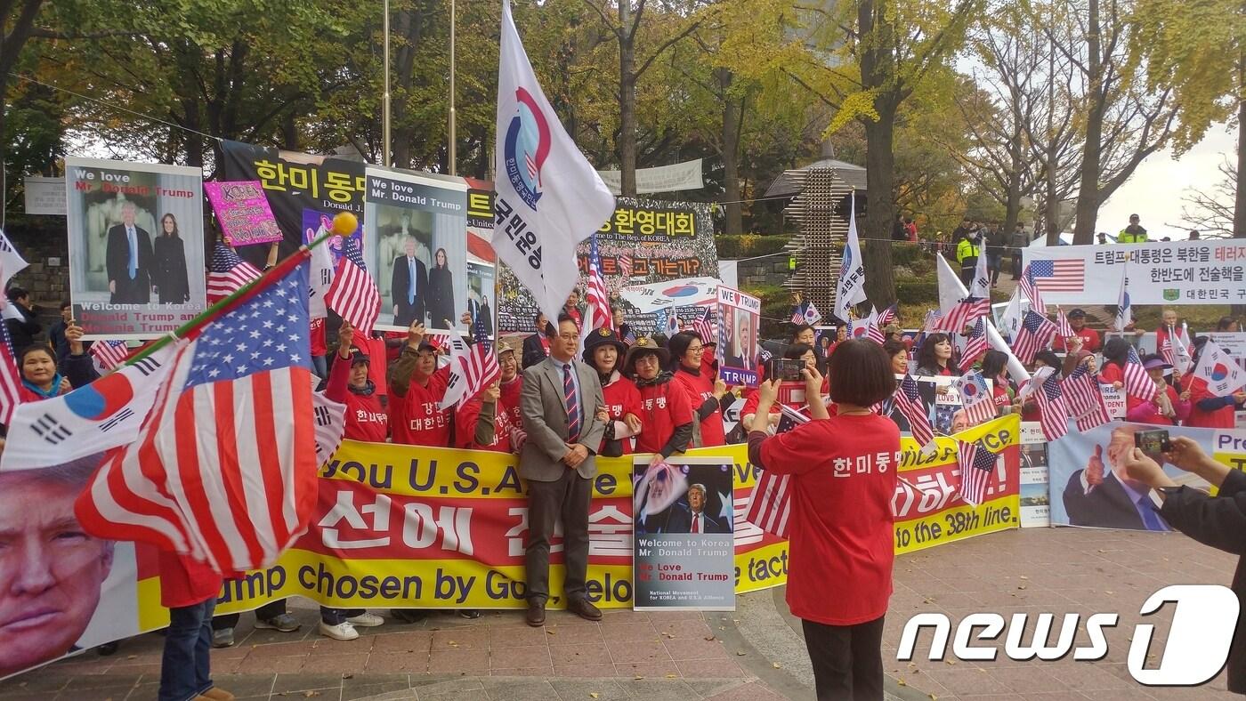 7일 오후 서울 용산구 그랜 드하얏트 호텔 앞에서 태극기국민평의회가 트럼프 대통령 환영집회를 진행하고 있다. ⓒ News1