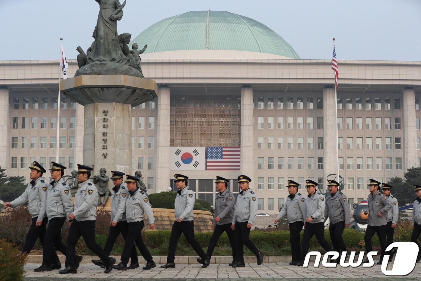도널드 트럼프 미국 대통령의 국회 연설이 예정된 8일 오전 서울 여의도 국회의사당 경계가 강화되고 있다. 미국 대통령의 국회 연설은 1993년 빌 클린턴 전 미국 대통령 이후 24년만이다. 2017.11.8/뉴스1 ⓒ News1 박정호 기자