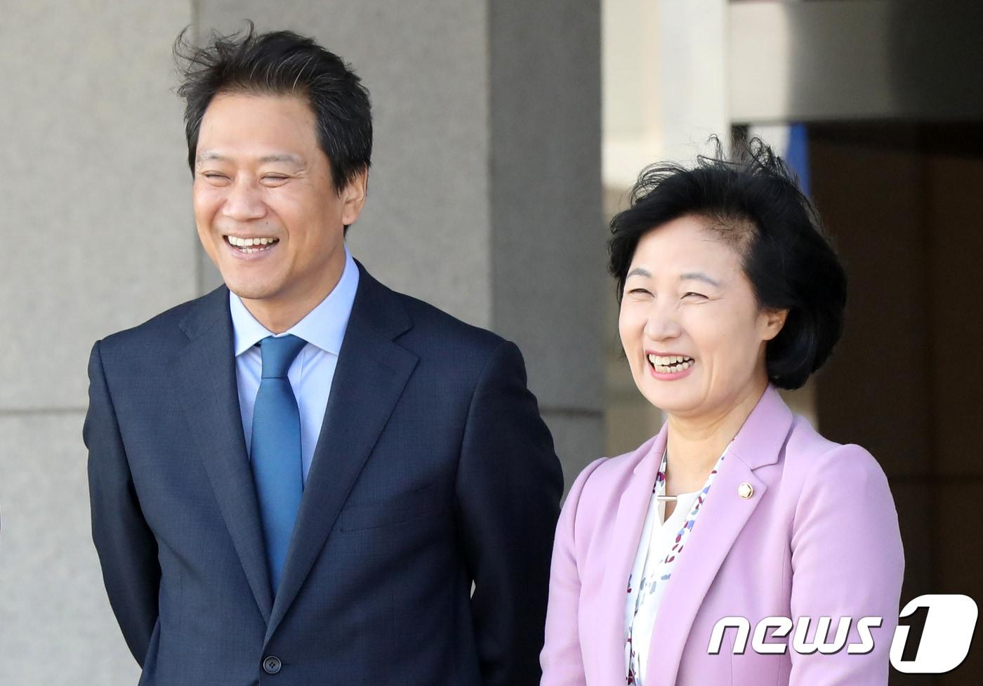 본문 이미지 - 추미애 더불어민주당 대표와 임종석 청와대 비실장이 8일 경기 성남시 서울공항에서 동남아 3개국 순방을 떠나는 문재인 대통령을 환송나와 대화를 나누고 있다.2017.11.8/뉴스1 ⓒ News1 민경석 기자