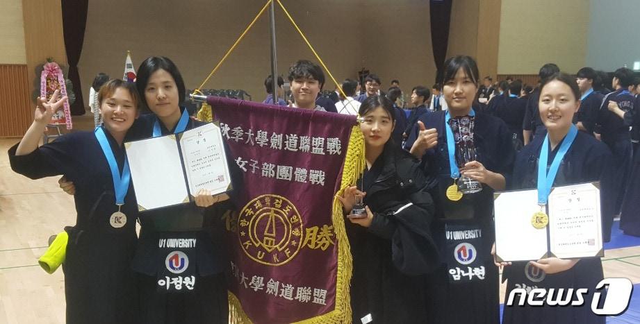 본문 이미지 - U1대학교 검도부가 지난 3~5일 열린‘제48회 추계 전국 대학 검도 연맹전’에서 여자 단체전 우승을 차지한 뒤 기념사진을 찍고 있다.(U1대학교 제공).2017.11.8.ⓒ News1