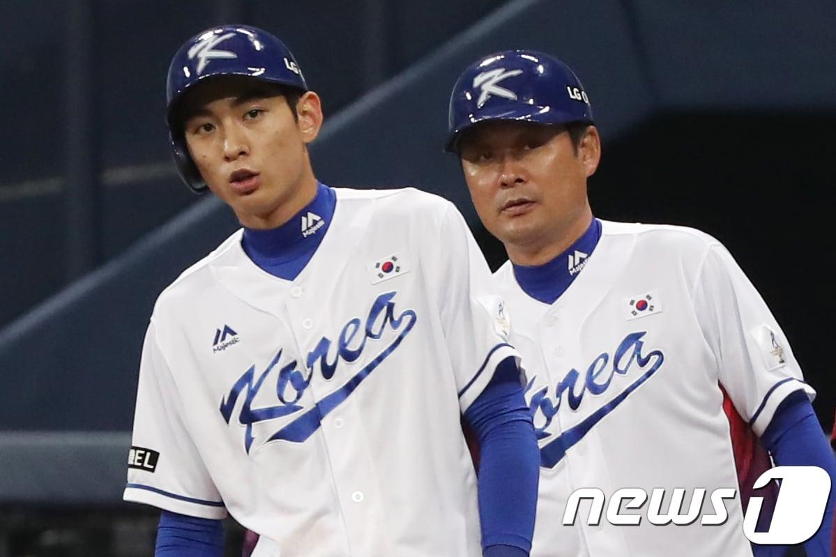 본문 이미지 - 8일 오후 서울 구로구 고척스카이돔에서 열린 아시아프로야구챔피언십(APBC) 대표팀과 넥센 히어로즈와의 연습경기에서 5회말 2사상황 대표팀 이종범 코치가 안타를 친 이정후에게 작전지시를 하고 있다. 이날 경기에서 대표팀은 박세웅 등 일부 선수를 넥센선수로 출전시켰다. 2017.11.8/뉴스1 ⓒ News1 황기선 기자