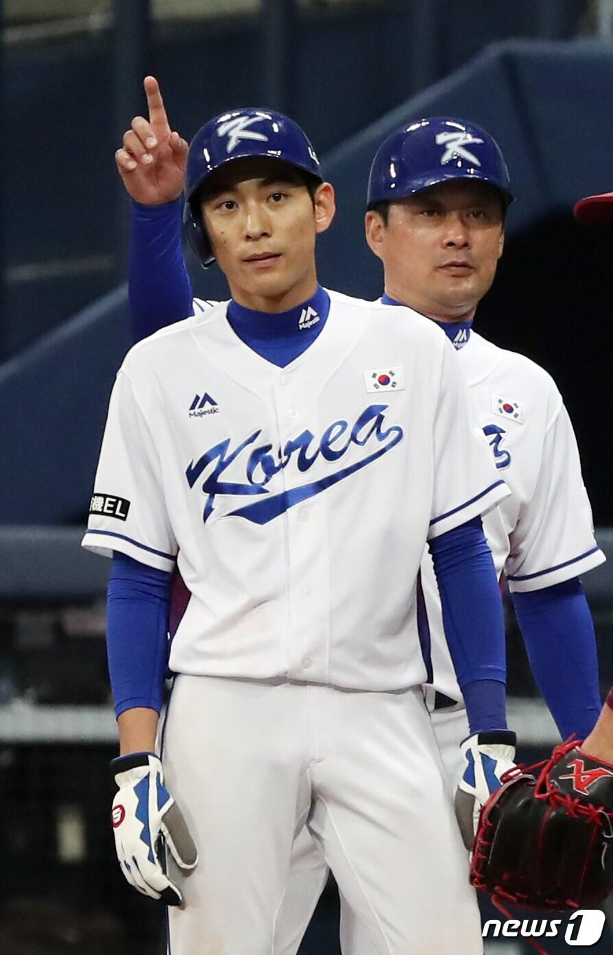 본문 이미지 - 8일 오후 서울 구로구 고척스카이돔에서 열린 아시아프로야구챔피언십(APBC) 대표팀과 넥센 히어로즈와의 연습경기에서 5회말 2사상황 대표팀 이종범 코치가 안타를 친 이정후에게 작전지시를 하고 있다. 이날 경기에서 대표팀은 박세웅 등 일부 선수를 넥센선수로 출전시켰다. 2017.11.8/뉴스1 ⓒ News1 황기선 기자