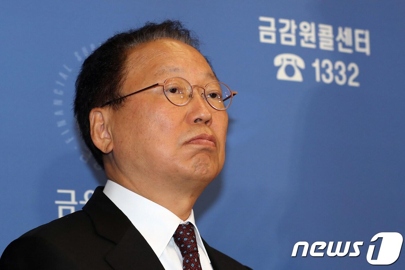 최흥식 금융감독원장이 9일 오전 서울 영등포구 여의도동 금융감독원 브리핑룸에서 열린 금육감독원 채용 프로세스 공정성 확보 및 임직원 비위행위 근절방안 발표 기자회견에서 생각에 잠겨 있다. 2017.11.9/뉴스1 ⓒ News1 임세영 기자