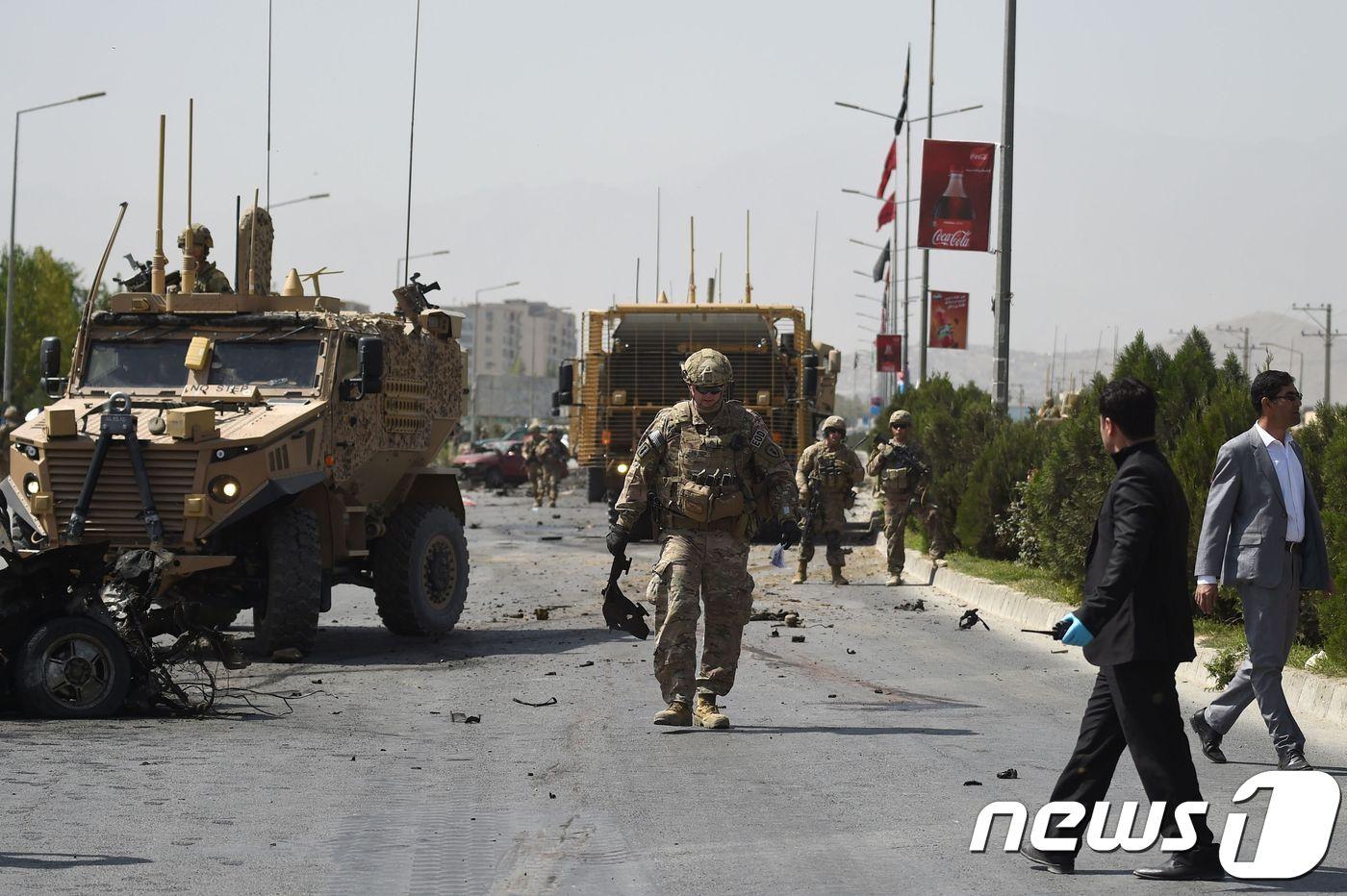 아프가니스탄 보안 요원들과 미군 병사들이 지난 9월 카불에서 테러 현장을 조사하고 있다. ⓒ AFP=뉴스1