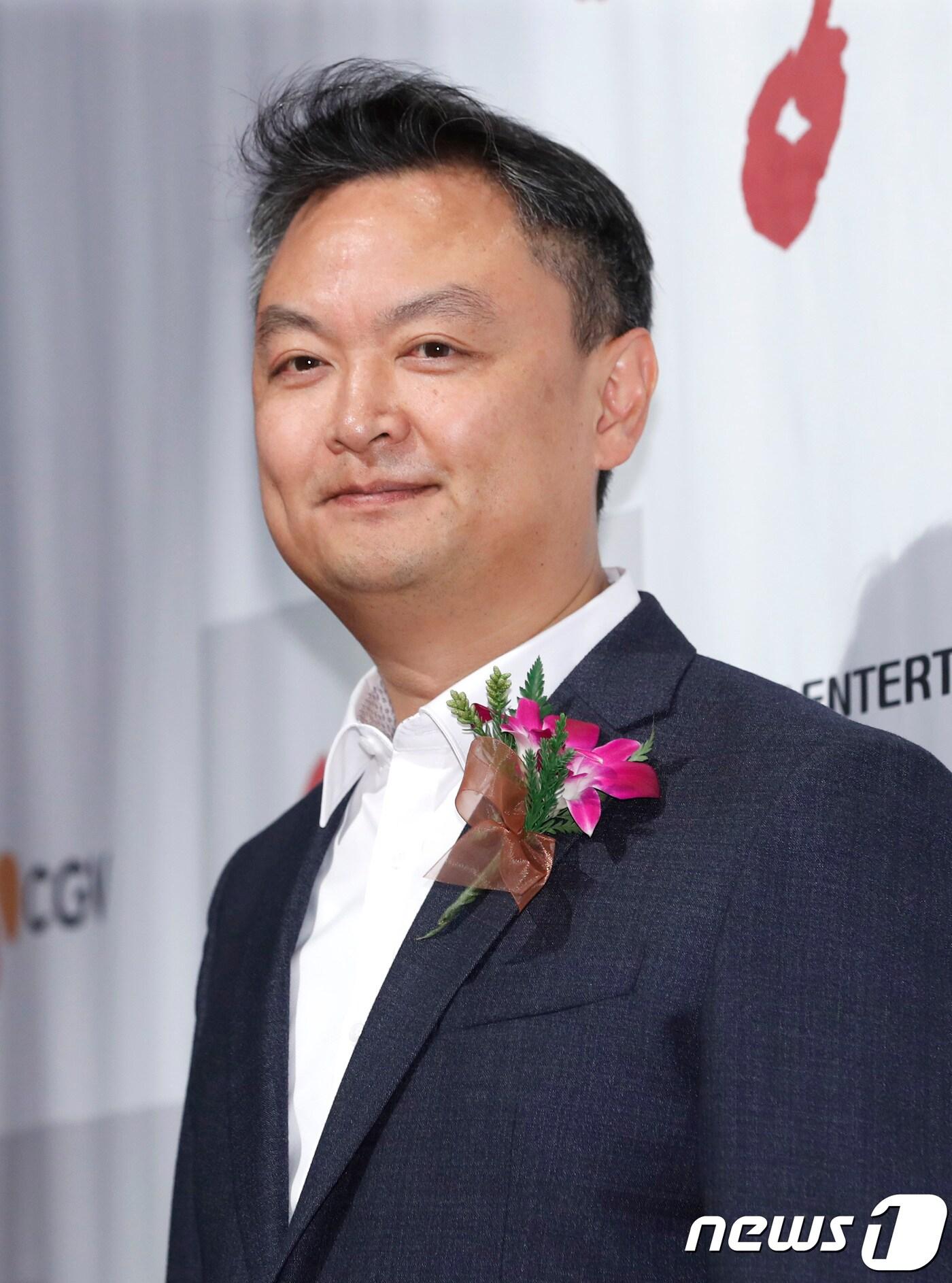 본문 이미지 - 강윤성 감독이 9일 오후 서울 프레스센터에서 열린 ‘제37회 영평상 시상식’에 참석해 포즈를 취하고 있다. 2017.11.9./뉴스1 ⓒ News1 권현진 기자