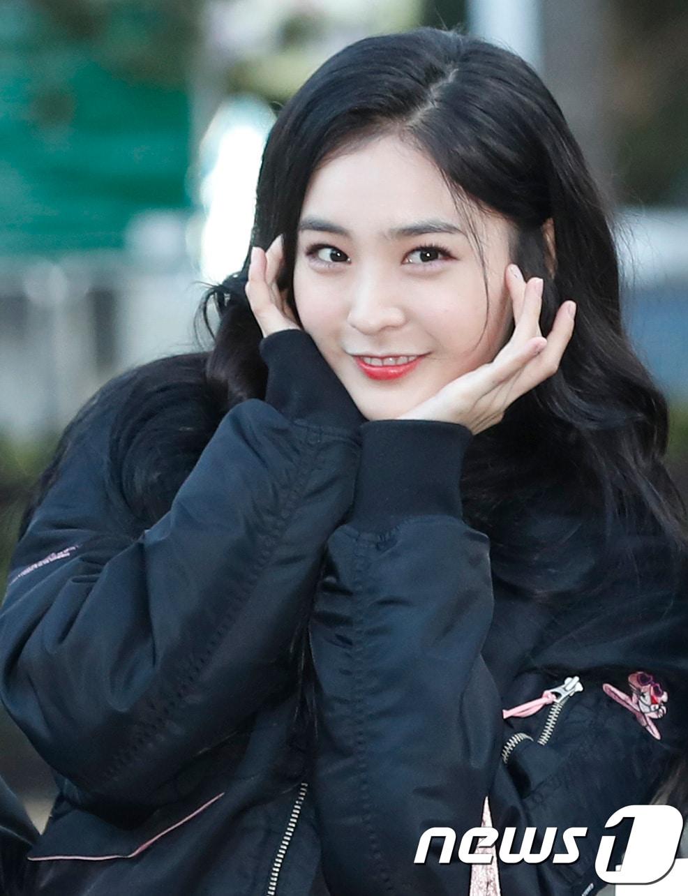 본문 이미지 - 소나무 나현이 1일 오전 서울 여의도 KBS 신관 공개홀에서 열린 KBS 2TV '뮤직뱅크'(이하 뮤뱅) 리허설에 참석하기 위해 방송국으로 들어서며 인사를 하고 있다. 2017.12.1. ⓒ 뉴스1 권현진 기자