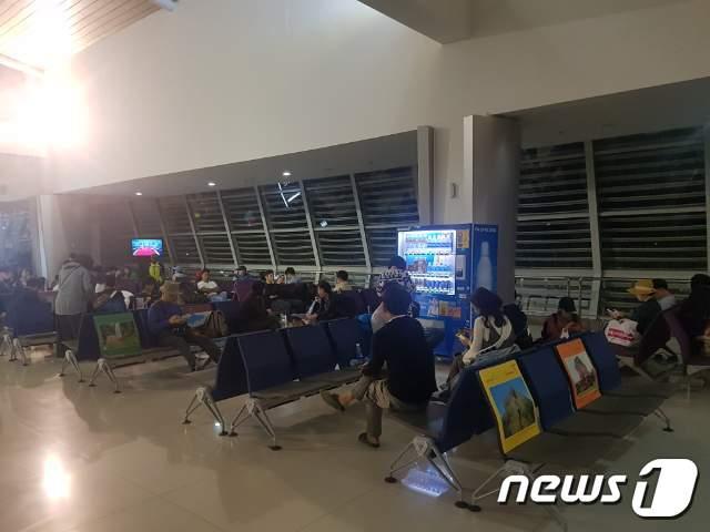 본문 이미지 - 우리 국민들이 인도네시아 수라바야공항에서 한국행 전세기 탑승을 기다리고 있다. (사진제공=외교부공동취재단) ⓒ News1