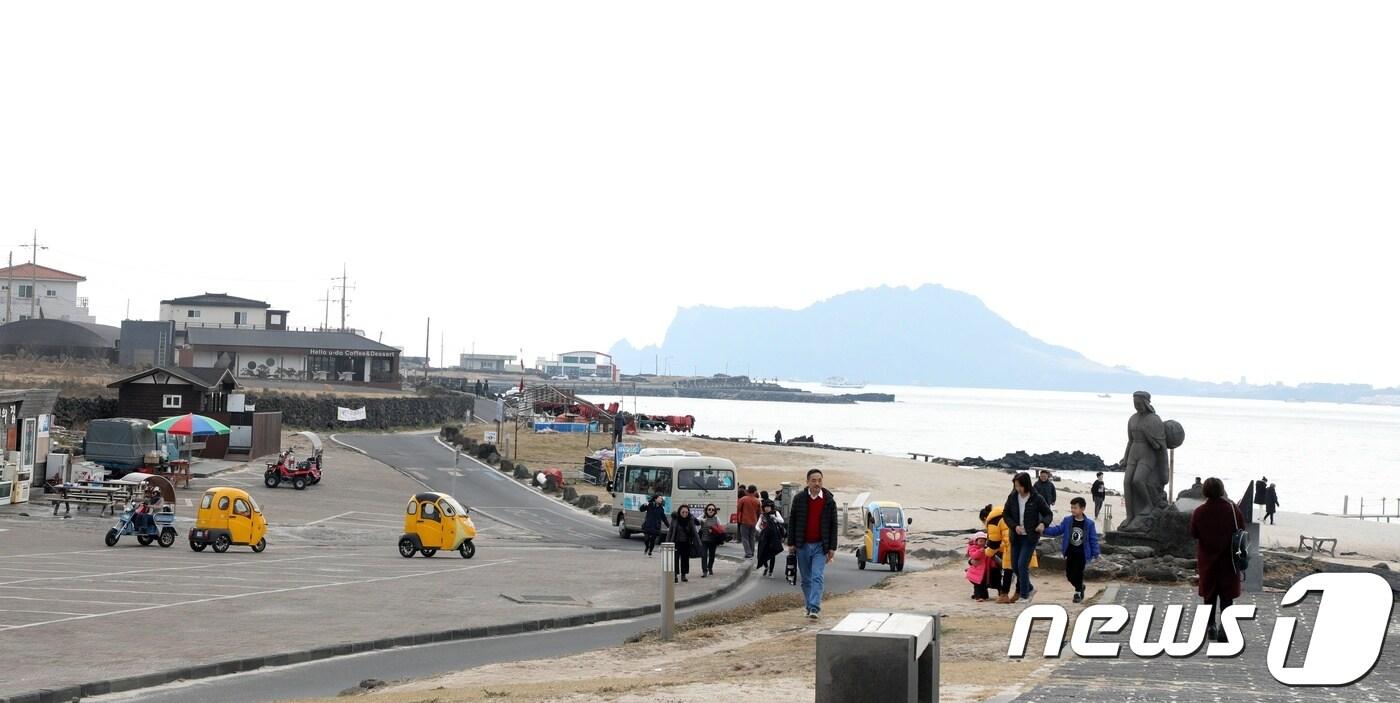 관광객들이 제주시 우도면 해안가에서 풍광을 즐기고 있다ⓒ News1