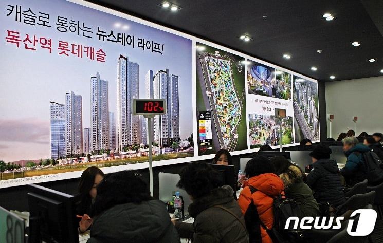 본문 이미지 - '독산역 롯데캐슬 뉴스테이 플러스' 모델하우스를 방문해 상담을 받고 있는 내방객들의 모습ⓒ News1