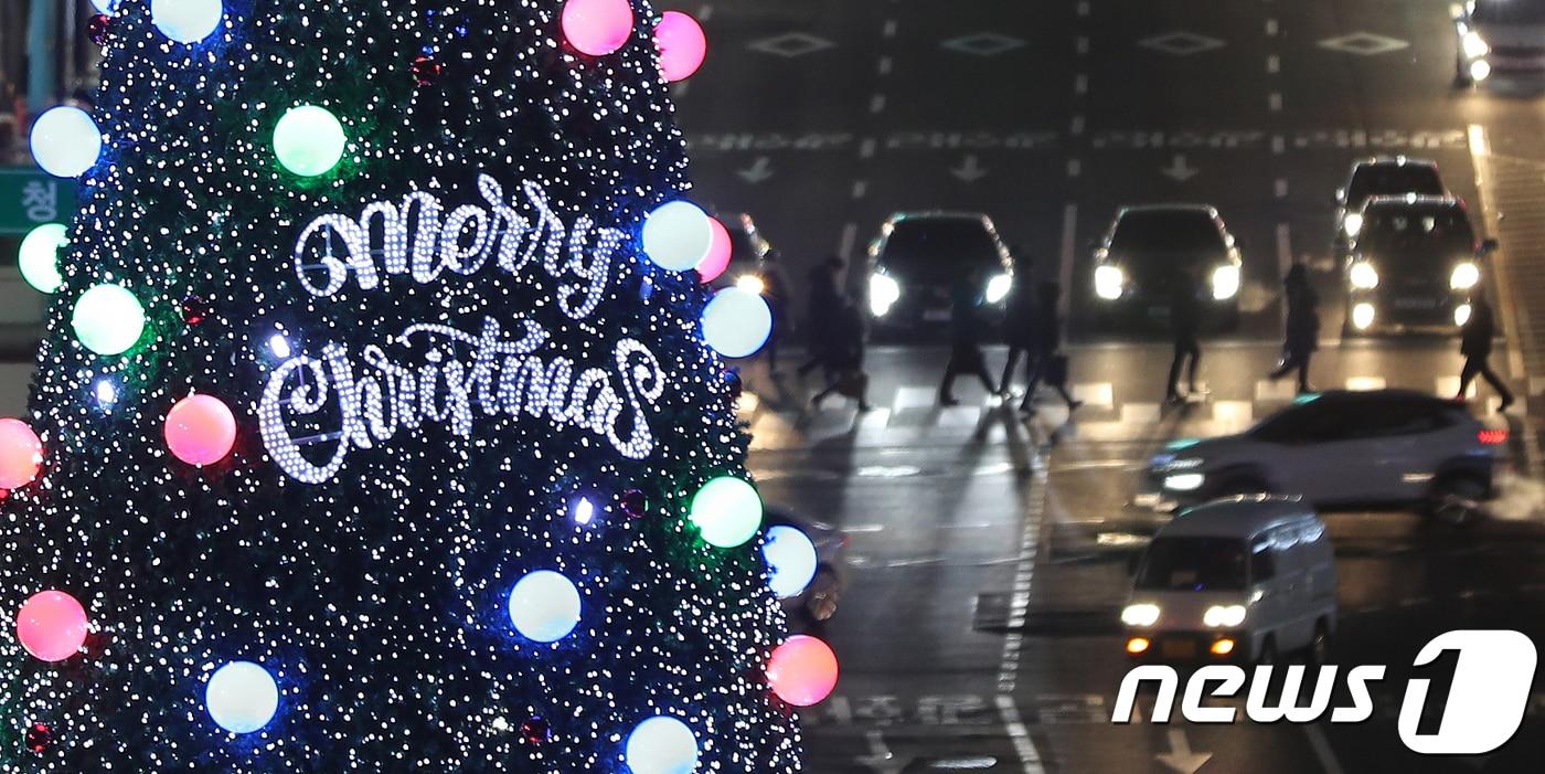 서울 시내에서 불을 밝힌 한 대형 성탄트리. /뉴스1DB