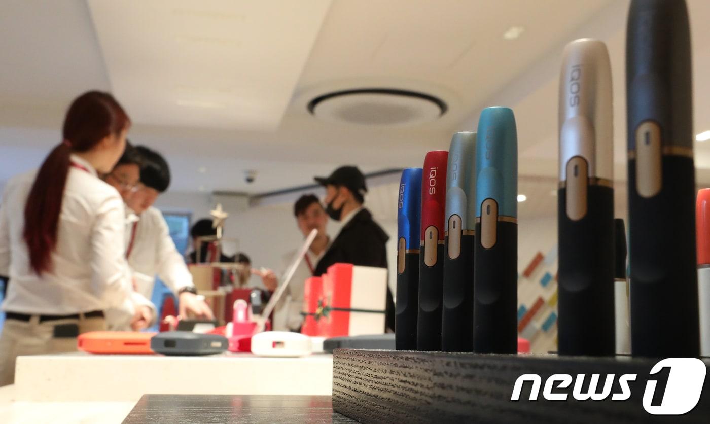 본문 이미지 - 서울 종로구 아이코스(IQOS) 광화문점에 궐련형 전자담배가 전시돼 있다.  / 뉴스1 ⓒ News1 신웅수 기자